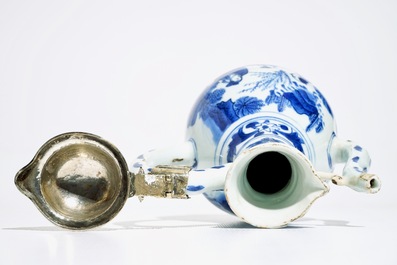 Une verseuse en porcelaine de Chine bleu et blanc mont&eacute;e en argent, &eacute;poque Transition