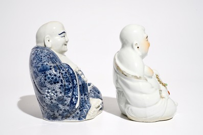 Twee Chinese blauwwitte en polychrome figuren van Boeddha, gemerkt, 19/20e eeuw