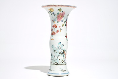 Un vase de forme yenyen en porcelaine de Chine famille rose, Yongzheng/Qianlong