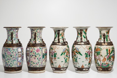 Deux paires de vases et un seul en porcelaine de Chine famille rose dit de &quot;Nankin&quot;, 19/20&egrave;me