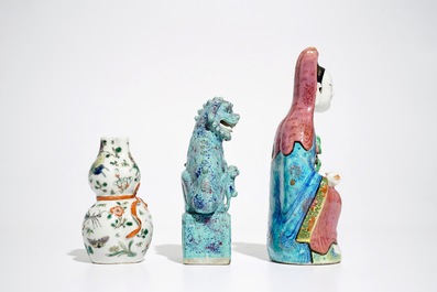 A Chinese robin's egg Buddhist lion, a famille rose Guanyin and a famille verte vase, 19/20th C.
