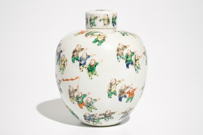 A small Chinese famille verte lidded jar with &quot;100 boys&quot;, Kangxi mark, 19th C.