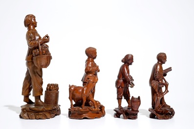 Quatre figures en bois sculpt&eacute; figurant des ouvriers, Chine, &eacute;poque R&eacute;volution Culturelle