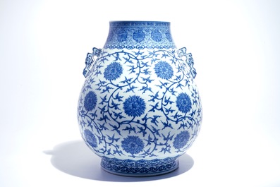 Een Chinese blauwwitte hu vaas met lotusslingers, Qianlong merk, 20e eeuw