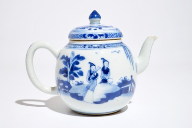 Een Chinese blauwwitte theepot met sc&egrave;ne uit &quot;De Romance van de Westelijke Kamer&quot;, Yongzheng