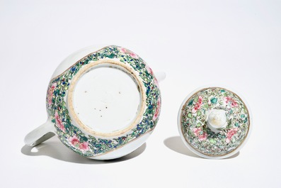 Une th&eacute;i&egrave;re couverte en porcelaine de Chine famille rose aux m&eacute;daillons en grisaille et dor&eacute;, Yongzheng