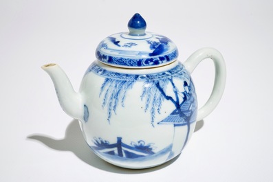 Een Chinese blauwwitte theepot met sc&egrave;ne uit &quot;De Romance van de Westelijke Kamer&quot;, Yongzheng