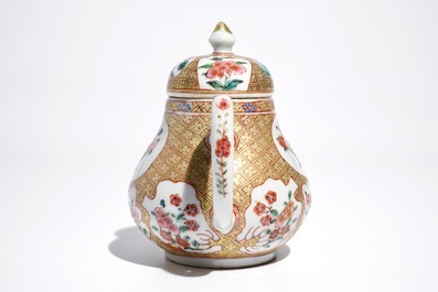 Une th&eacute;i&egrave;re en porcelaine de Chine famille rose &agrave; d&eacute;cor floral sur fond g&eacute;ometrique, Yongzheng