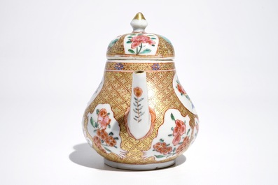 Une th&eacute;i&egrave;re en porcelaine de Chine famille rose &agrave; d&eacute;cor floral sur fond g&eacute;ometrique, Yongzheng