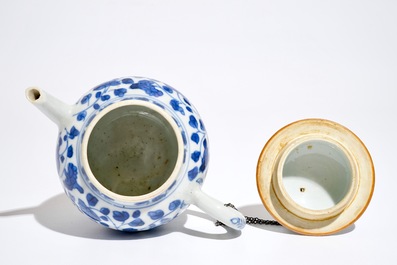 Une th&eacute;i&egrave;re en porcelaine de Chine bleu et blanc &agrave; d&eacute;cor floral, Kangxi