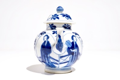 Een Chinese blauwwitte theepot met lange lijzen, Yu merk, Kangxi