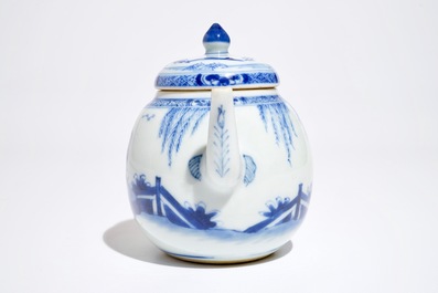 Een Chinese blauwwitte theepot met sc&egrave;ne uit &quot;De Romance van de Westelijke Kamer&quot;, Yongzheng