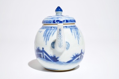 Une th&eacute;i&egrave;re en porcelaine de Chine bleu et blanc &agrave; d&eacute;cor de &quot;La Romance de la chambre de l'ouest&quot;, Yongzheng