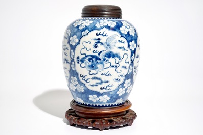 Een Chinese blauwwitte gemberpot met tempelleeuwen, Kangxi