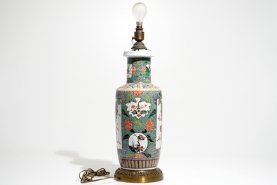 Un vase de forme rouleau en porcelaine de Chine famille verte mont&eacute; en bronze comme lampe, 19/20&egrave;me
