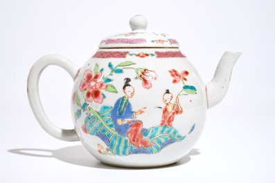 Une th&eacute;i&egrave;re et son couvercle en porcelaine de Chine famille rose, Yongzheng