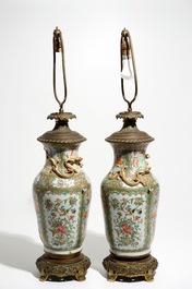 Een paar als lamp gemonteerde Chinese Canton famille rose vazen met bronzen montuur, 19e eeuw
