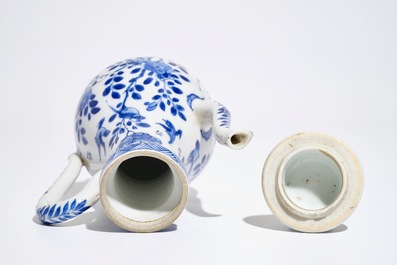 Une verseuse couverte en porcelaine de Chine bleu et blanc, Kangxi