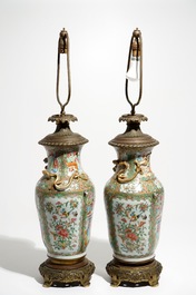 Een paar als lamp gemonteerde Chinese Canton famille rose vazen met bronzen montuur, 19e eeuw