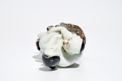 Un groupe en porcelaine de Chine polychrome &agrave; sujet &eacute;rotique, 19/20&egrave;me