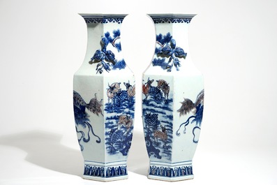 Une paire de vases en porcelaine de Chine &agrave; d&eacute;cor de cerfs et lions bouddhistes en rouge et bleu, 19&egrave;me