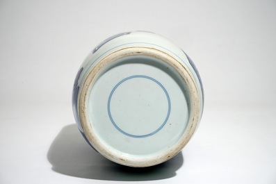 Un vase de forme rouleau en porcelaine de Chine bleu et blanc, 19/20&egrave;me