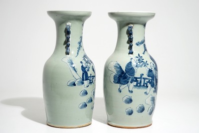 Une paire de vases en porcelaine de Chine bleu et blanc sur fon c&eacute;ladon, 19&egrave;me