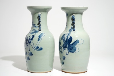 Een paar Chinese vazen met blauwwit decor op celadon fondkleur, 19e eeuw