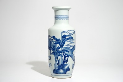 Un vase de forme rouleau en porcelaine de Chine bleu et blanc, 19/20&egrave;me