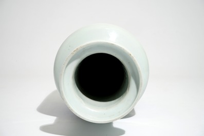 Un vase de forme rouleau en porcelaine de Chine bleu et blanc, 19/20&egrave;me