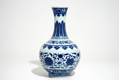 Un vase de forme bouteille en porcelaine de Chine bleu et blanc, marque de Guangxu, 20&egrave;me