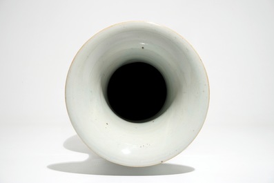 Un grand vase en porcelaine de Chine famille rose &agrave; d&eacute;cor d'immortels, 19/20&egrave;me