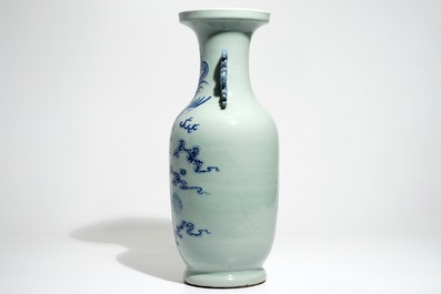 Een grote Chinese vaas met blauwwit decor van draak en feniks op celadon fondkleur, 19e eeuw