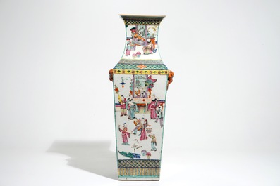 Un vase de forme carr&eacute; en porcelaine de Chine famille rose, 19&egrave;me