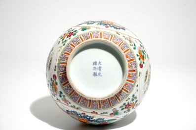 Un vase de forme bouteille en porcelaine de Chine famille rose, marque de Guangxu, 20&egrave;me