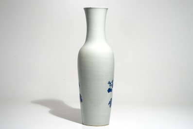 Un grand vase en porcelaine de Chine bleu et blanc aux faisants parmis fleurs, 19&egrave;me