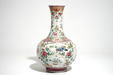 Un vase de forme bouteille en porcelaine de Chine famille rose, marque de Guangxu, 20&egrave;me