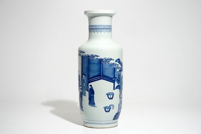 Un vase de forme rouleau en porcelaine de Chine bleu et blanc, 19/20&egrave;me