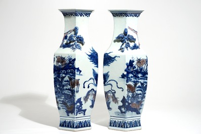 Une paire de vases en porcelaine de Chine &agrave; d&eacute;cor de cerfs et lions bouddhistes en rouge et bleu, 19&egrave;me