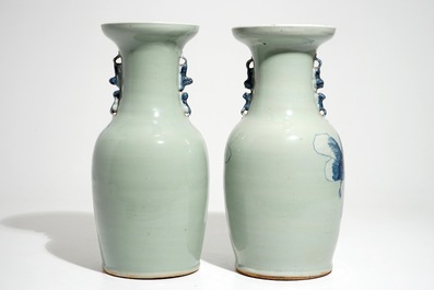 Une paire de vases en porcelaine de Chine bleu et blanc sur fon c&eacute;ladon, 19&egrave;me