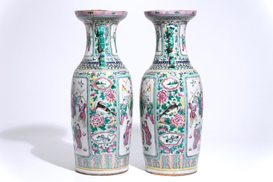 Une paire de grands vases en porcelaine de Chine famille rose &agrave; d&eacute;cor de figures, 19&egrave;me
