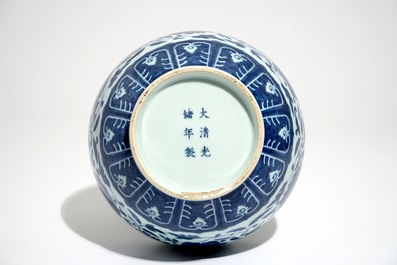 Un vase de forme bouteille en porcelaine de Chine bleu et blanc, marque de Guangxu, 20&egrave;me