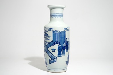 A Chinese blue and white rouleau vase with a court scene, 19/20th C.