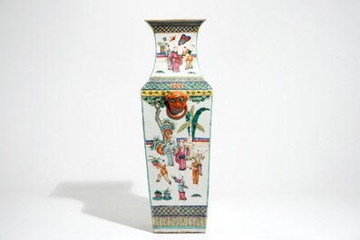 Un vase de forme carr&eacute; en porcelaine de Chine famille rose, 19&egrave;me