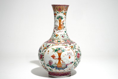 Un vase de forme bouteille en porcelaine de Chine famille rose, marque de Guangxu, 20&egrave;me