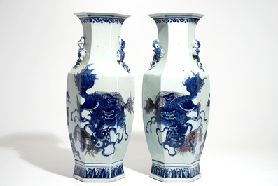 Une paire de vases en porcelaine de Chine &agrave; d&eacute;cor de cerfs et lions bouddhistes en rouge et bleu, 19&egrave;me