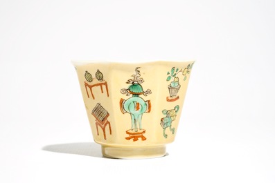 Une tasse et soucoupe en porcelaine de Chine famille verte sur fond caf&eacute; au lait, Kangxi