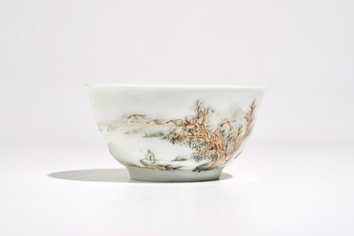 Une tasse et soucoupe en porcelaine de Chine &agrave; d&eacute;cor d'un paysage, Yongzheng
