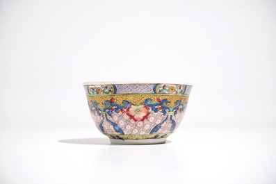 Une tasse et soucoupe en porcelaine de Chine famille rose &agrave; d&eacute;cor d'un chat, Yongzheng