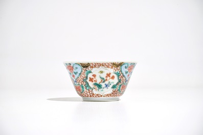 Une tasse et soucoupe en porcelaine de Chine famille rose, Yongzheng